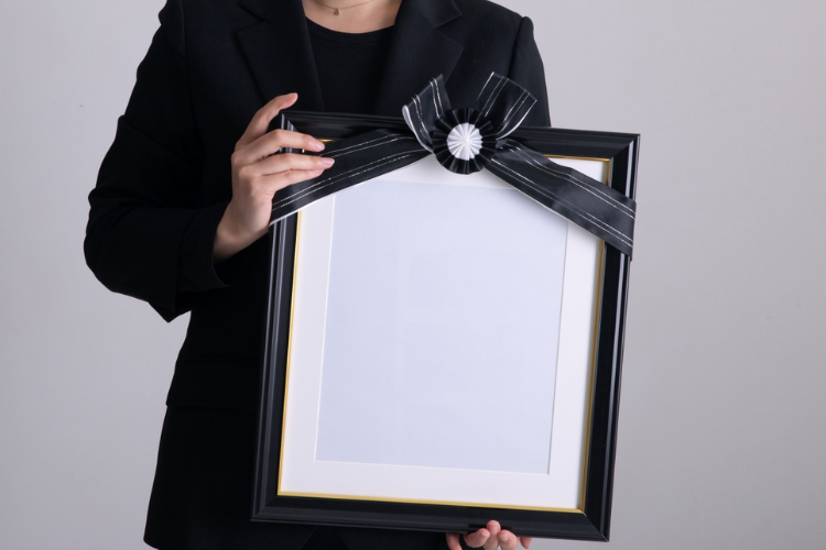 まとめ：遺影写真のリボンの色や掛け方は自由に決めて良い